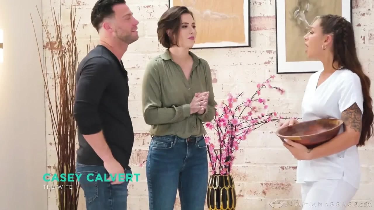 Nuru masajı - iki muhteşem kadın Casey Calvert ve April Olsen ile ateşli üçlü seks