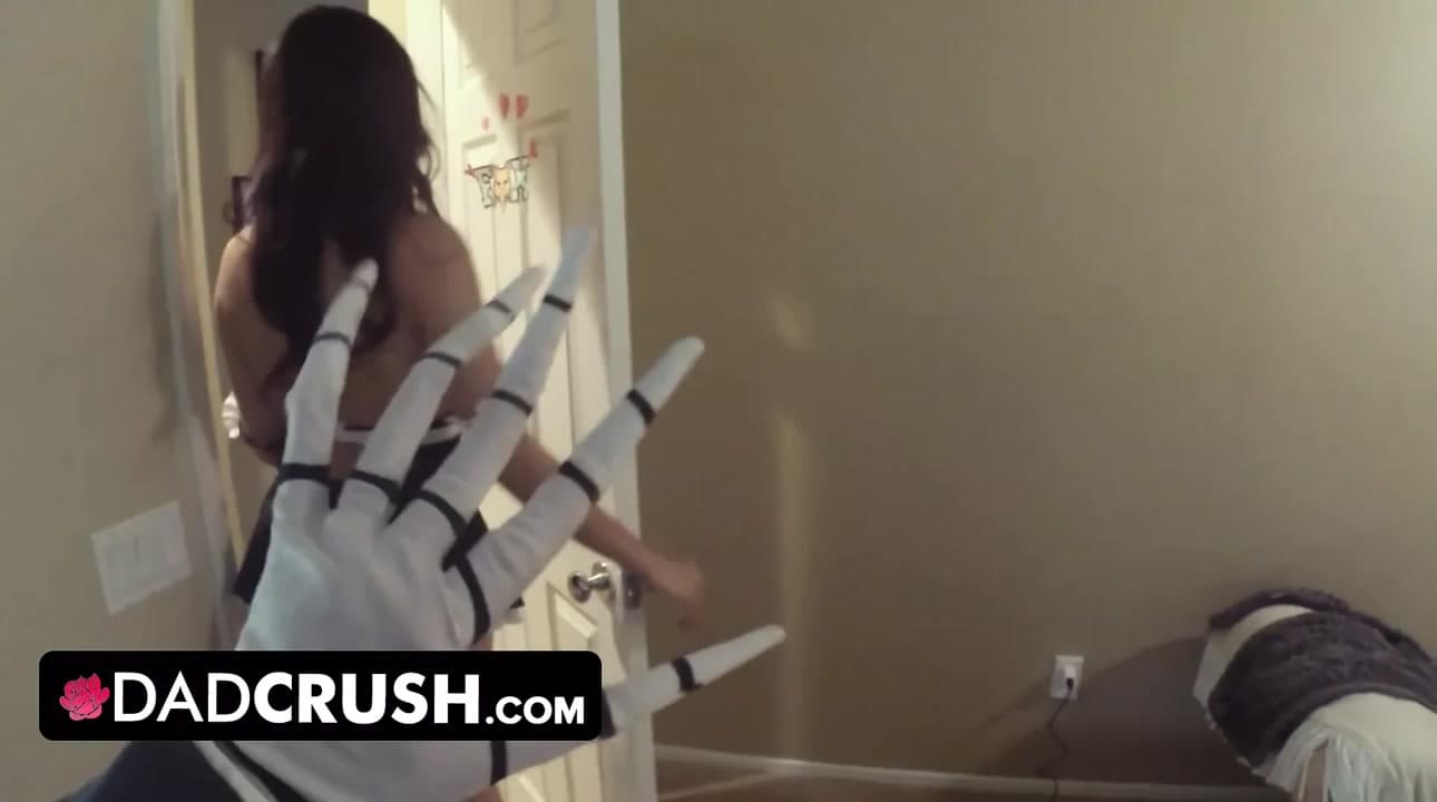 Dadcrush - tatlı bebek cadılar bayramı kutladı onu sıkı twat alarak büyük horoz tarafından sert sürülmüş