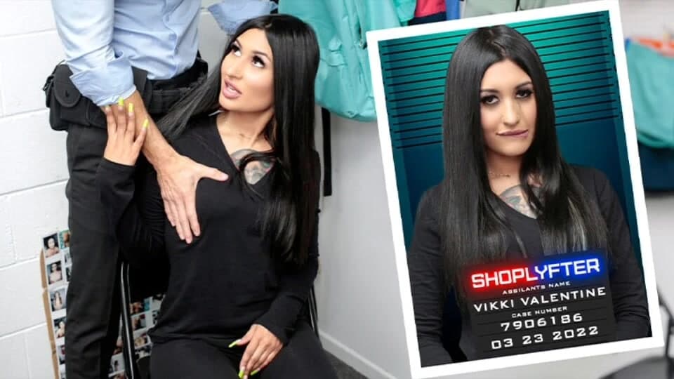 Shoplyfter - dövmeli ateşli hatun güvenlik ofisinde bacaklarını açıyor ve masada sikiliyor