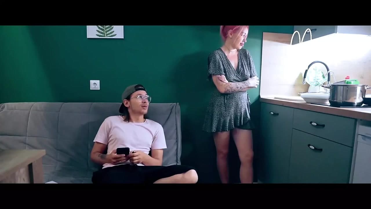 Kaltak bulaşıkları yıkamak istemedi ve üvey erkek kardeşine sormak zorunda kaldı