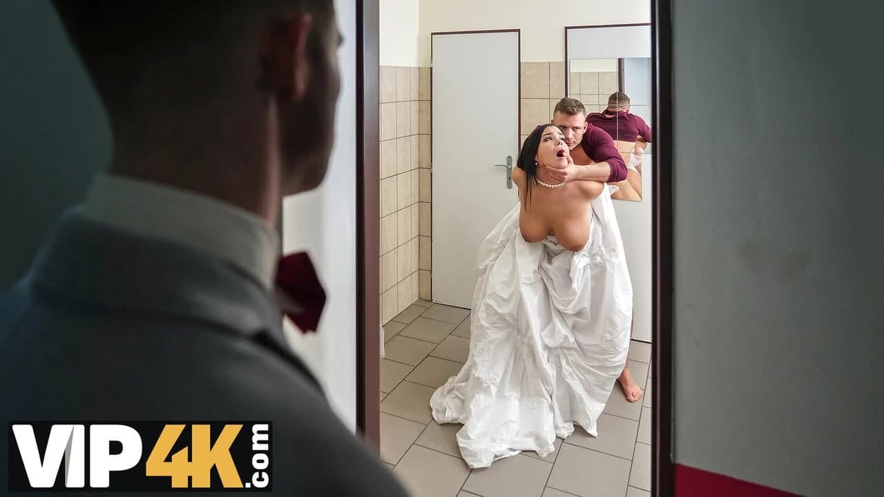 VIP4k. Evli kadın kıllı vajinasını yalatıyor ve tuvalette sikiliyor