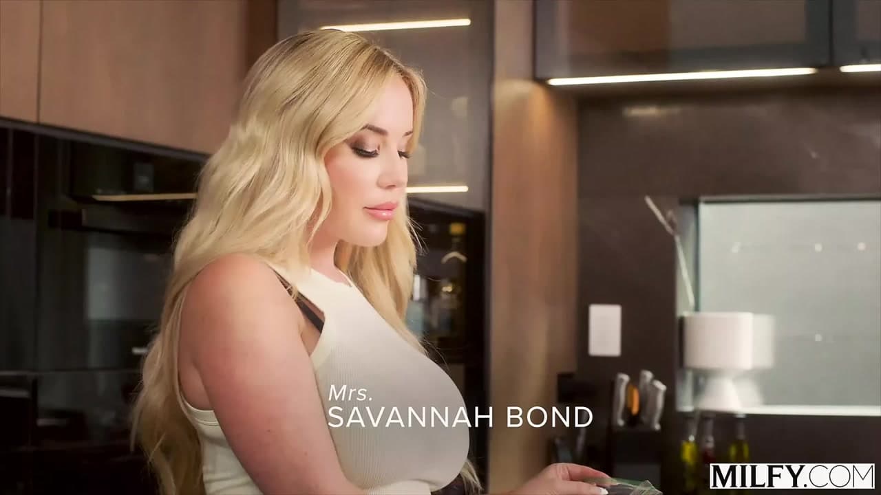 Orta yaşlı seksi kadın anal sekse aç anne Savannah oğlunun arkadaşını baştan çıkarıyor