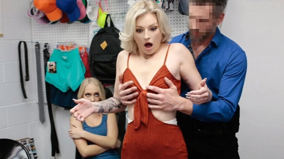 Shoplyfter - iki sarışın genç, derin boşluk araması için eğilmeleri talimatı verilen bikinileri çalarken yakalandı