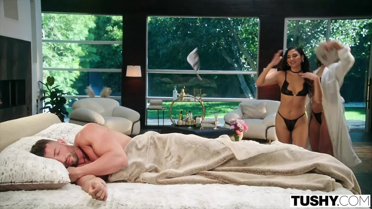 Tushy - en iyi arkadaşlar Gianna ve April yoğun anal üçlü seks yapıyor