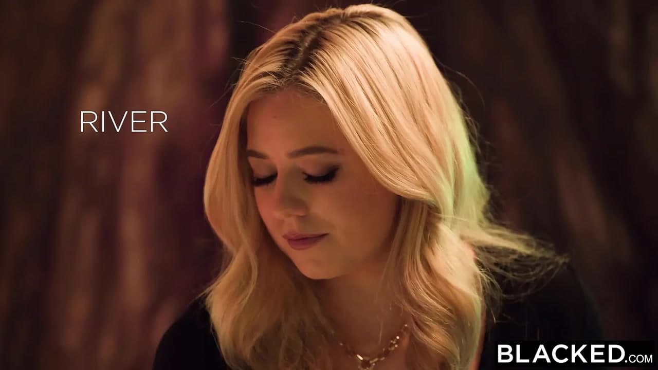Blacked muhteşem sarışın barmen River Lynn büyük zenci rüyalarını gerçekleştiriyor